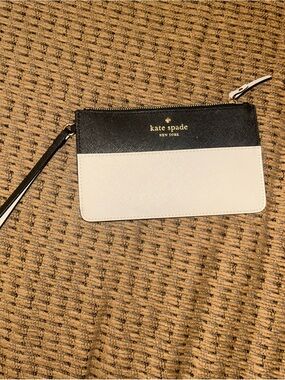 NWOT Kate Spade  Medium Zip Wristlet BLACK Leather Light Sand Quiet Luxury